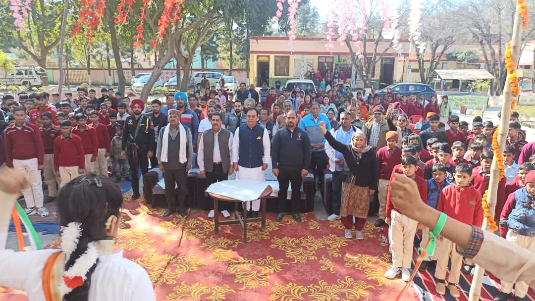लोकसभा सदस्य डॉ. राज कुमार चब्बेवाल ने जनौरी स्कूल में विद्यार्थियों को बांटी आवश्यक वस्तुएं